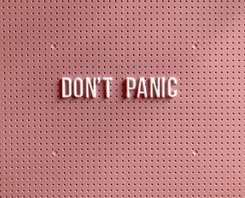 un panneau indiquant « pas de panique »