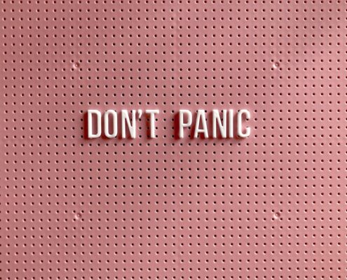 a sign reading 'dont panic'